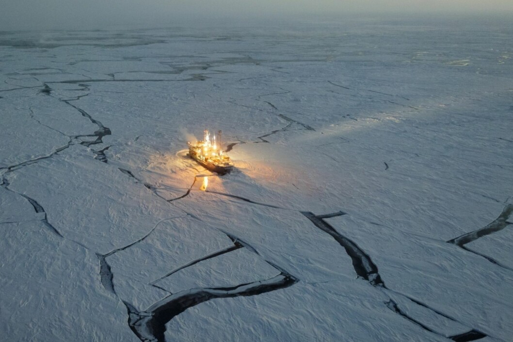 I ISEN: Forskningsskipet Lance frøs til i isen nordvest for Svalbard i januar og fulgte drivisen sørover til den smeltet utover våren. Underveis arbeidet forskere fra flere nasjoner og fagfelt med å samle data fra Polhavet, havisen og atmosfæren. I ISEN: Forskningsskipet Lance frøs til i isen nordvest for Svalbard i januar og fulgte drivisen sørover til den smeltet utover våren. Underveis arbeidet forskere fra flere nasjoner og fagfelt med å samle data fra Polhavet, havisen og atmosfæren.