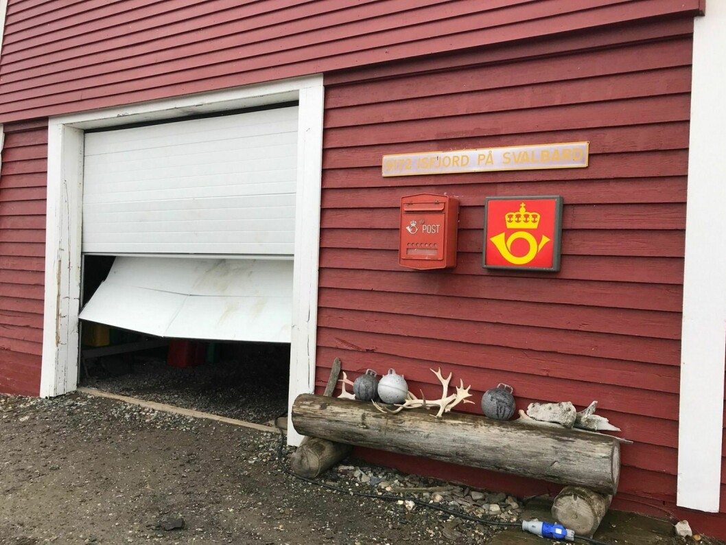 Hannbjørnen som brøt seg inn i proviantlageret gjennom garasjeporten var ikke å se i området mandag da Sysselmannen var ute og lette med helikopter.