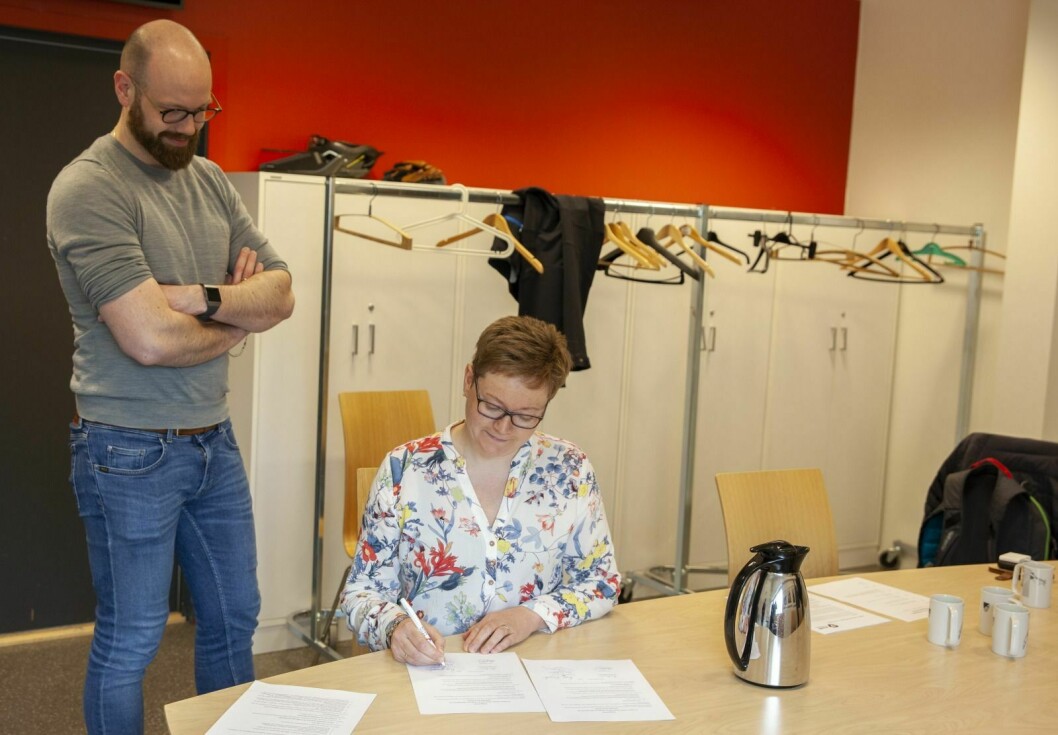 Espen Klungseth Rotevatn (daglig leder i Svalbard folkehøgskole) og Hege Walør Fagertun (administrasjonssjef i Longyearbyen lokalstyre) avbildet da avtalen ble signert mandag.