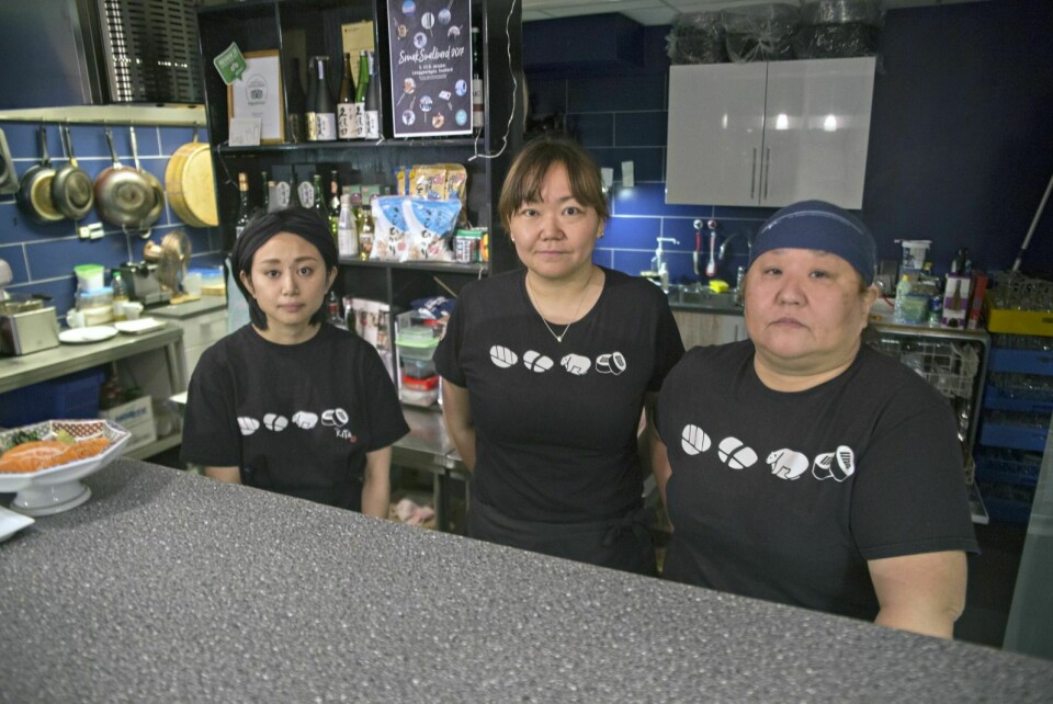 De ønsker å fortsette å tilberede sushi i Longyearbyen, men får ikke lenger leie plass til restauranten i Lompensenteret. Rieko Ueki (f.v.), daglig leder Azusa Obo og chef Akiko Kinoshita.