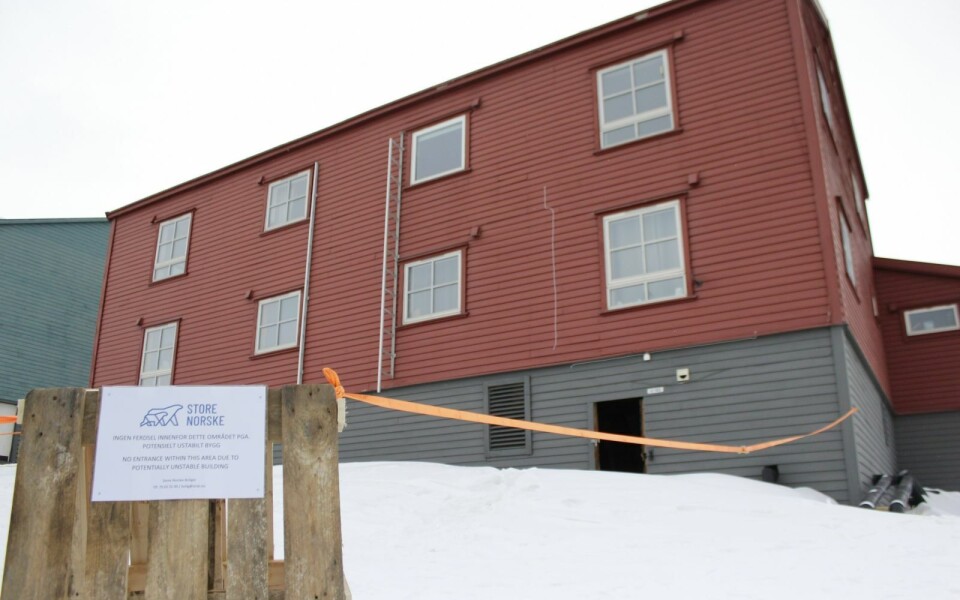 SPERRET AV: Etter en undersøkelse av bygget i Vei 216 ble det fastslått at fundamenteringen var så dårlig at bygget ikke lenger kan regnes som tilrådelig for beboelse. Området rundt bygget er nå sperret av med meldingen «Ingen ferdsel innenfor dette området pga. potensielt ustabilt bygg» SPERRET AV: Etter en undersøkelse av bygget i Vei 216 ble det fastslått at fundamenteringen var så dårlig at bygget ikke lenger kan regnes som tilrådelig for beboelse. Området rundt bygget er nå sperret av med meldingen «Ingen ferdsel innenfor dette området pga. potensielt ustabilt bygg»