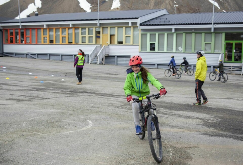 Ada Feiner-Endresen (9) sykler gjennom ferdighetsløypa på skolen.