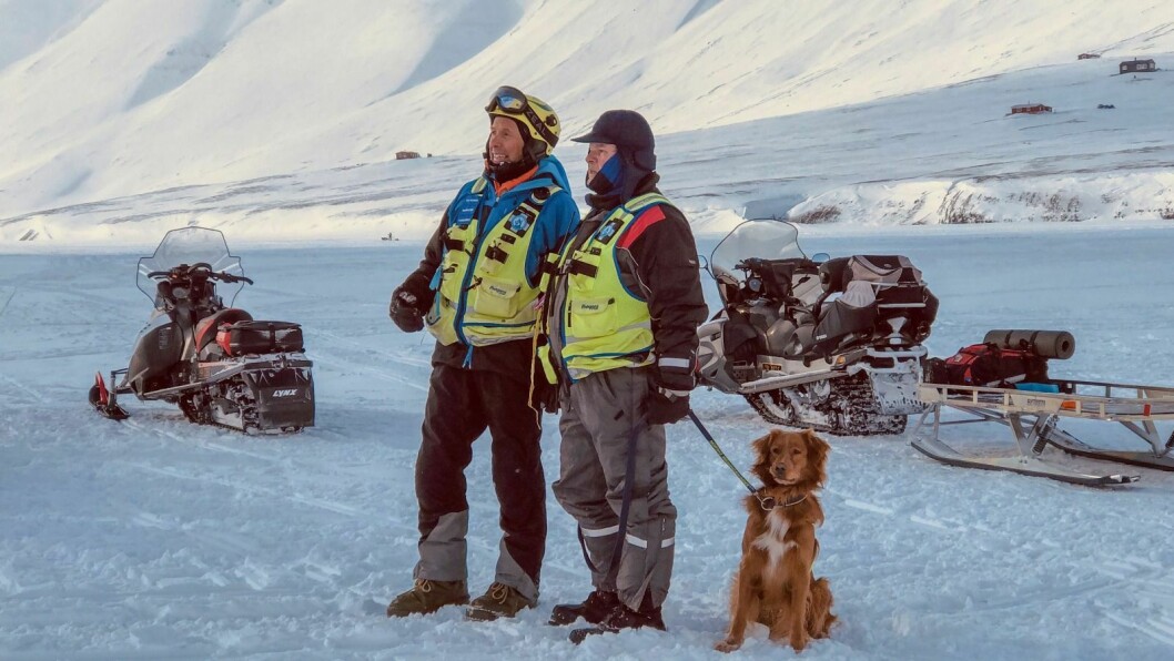 Instruktør Tor Monsen til venstre og Espen Johansen med hunden Dobin vurdere treningsfeltet.