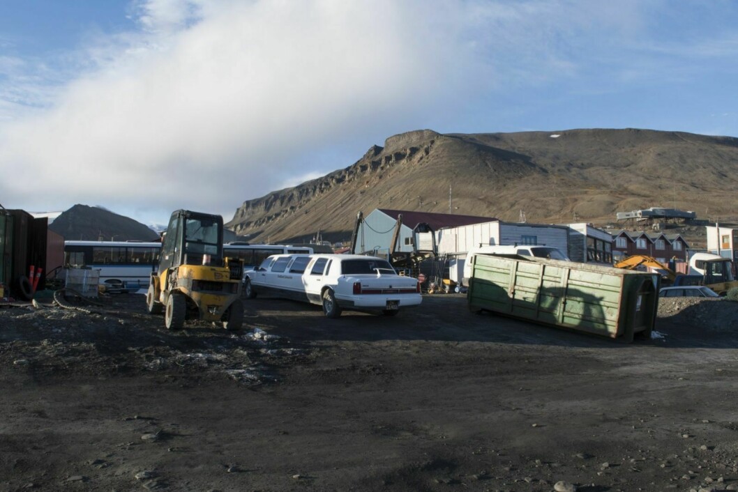 Longyearbyen lokalstyre sa i 2012 at tomta i Sjøområdet ikke kan brukes som parkeringsplass. Fremdeles står flere busser og andre maskiner med og uten skilt på tomta.