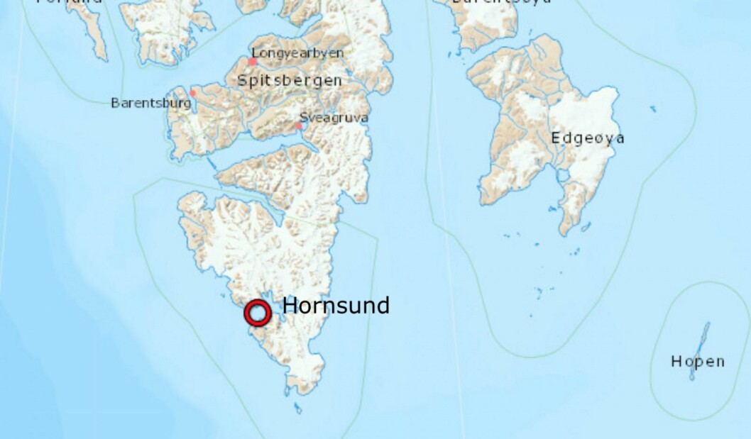 En person med brekt fot ble hentet i Hornsund mandag. En person med brekt fot ble hentet i Hornsund mandag.