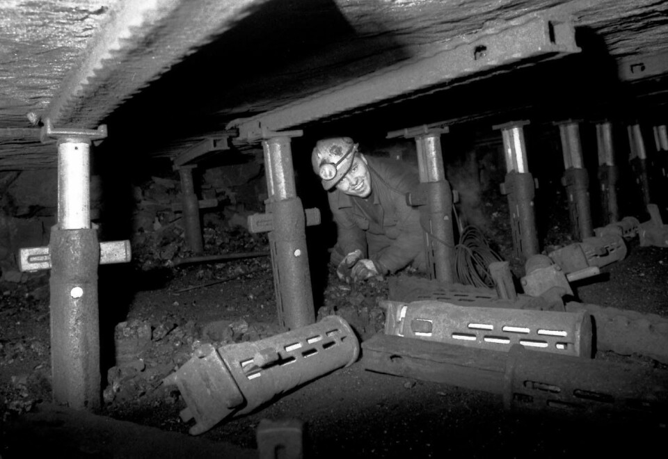 Geir Arne Jakobsen jobbet som rasmann i Gruve 3. Ulykken skjedde da han skulle slå ned ett av stemplene. Da løsnet en stor steinblokk på 150 tonn og rev ned stemplene som han lå under.
