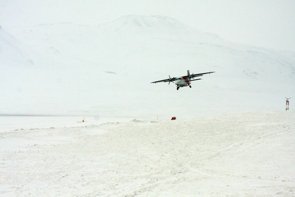 Flytter fly: Det ene av Lufttransports to Dornier 228-maskiner under landing i Ny-Ålesund. Nå kan ett av flyene forsvinne fra Svalbard.