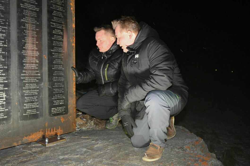 Brødrene Frank Robert og Bent Jakobsen mistet broren Geir i en gruveulykke i 1991. Nå er et minnesmerke kommet opp i Longyearbyen.