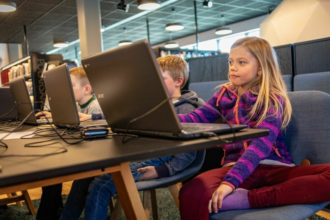 Pia Ervik (10) fikk prøve forskjellige triks på kurset hun var med på biblioteket. Det gav mersmak for tiåringen.