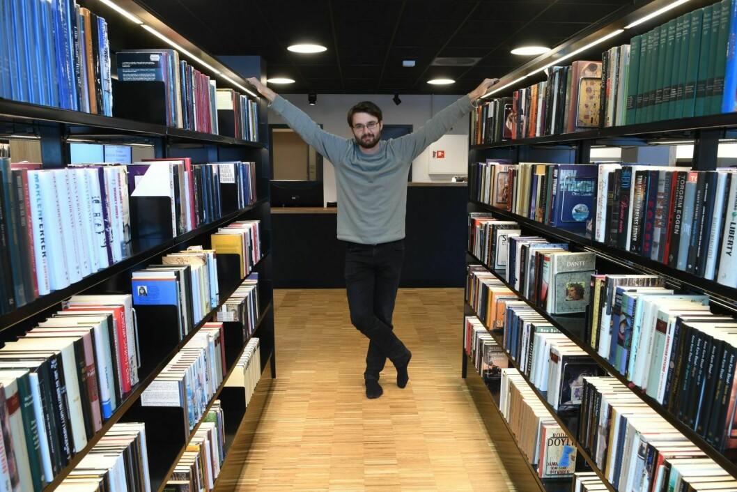 I arbeidshverdagen er Henrik Holtvedt Andersen omgitt av 20.000 bøker i nye Longyearbyen folkebibliotek.