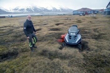 Hans Petter Lauritsen ved en snøskuter som tilsynelatende skulle være lett å hente, hvis eieren ønsker å kassere den. Men å få fraktet den til avfallsanlegget er en prosess som medfører flere omganger med arbeid over en tidsperiode på minst ett år. Henslengte jerrykanner er også et stadig tilbakevendende problem. Hans Petter Lauritsen ved en snøskuter som tilsynelatende skulle være lett å hente, hvis eieren ønsker å kassere den. Men å få fraktet den til avfallsanlegget er en prosess som medfører flere omganger med arbeid over en tidsperiode på minst ett år. Henslengte jerrykanner er også et stadig tilbakevendende problem.