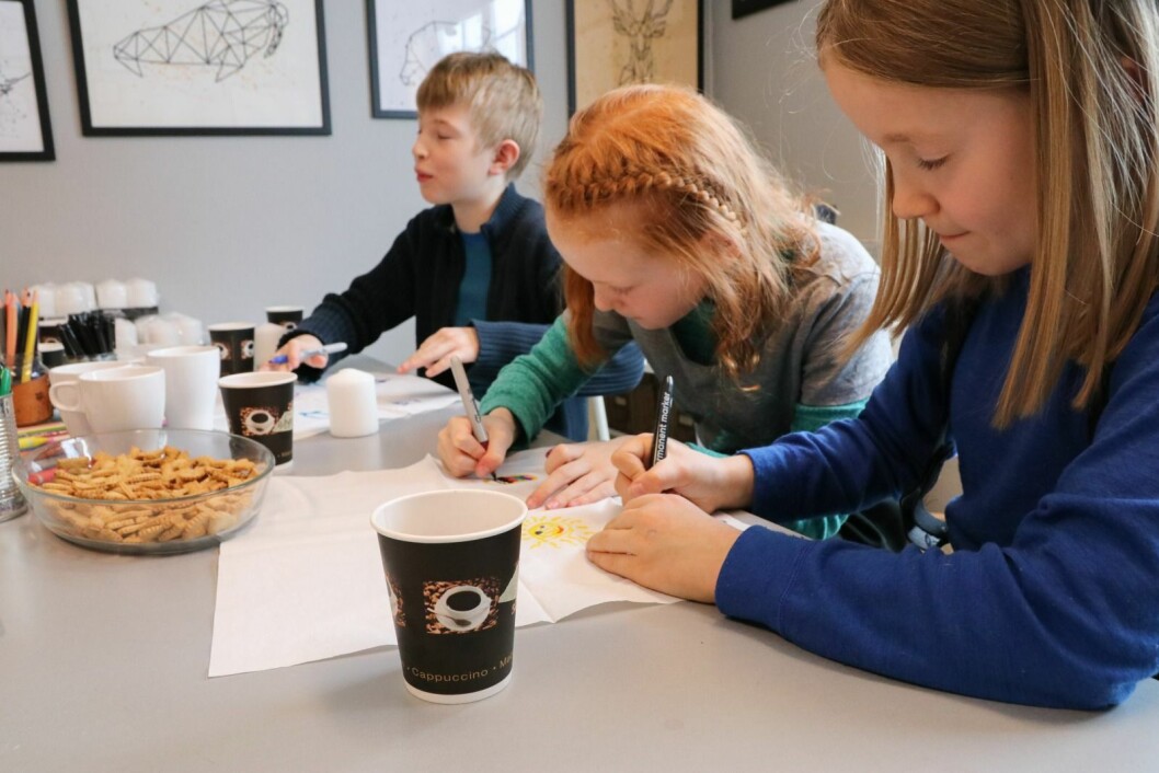 TEGNER: Fra venstre er Brage Hauge Larsen (10), Ingeborg Oldernes Hoen (10) og Frida Hov Rugtvedt (9) i full gang på barneverkstedet hos Arctic Workshop. TEGNER: Fra venstre er Brage Hauge Larsen (10), Ingeborg Oldernes Hoen (10) og Frida Hov Rugtvedt (9) i full gang på barneverkstedet hos Arctic Workshop.