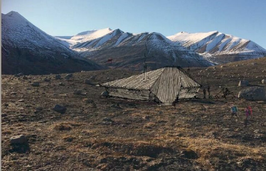 Denne konstruksjonen, med grånet material, og tak som går ned til bakken, ønsker Poli Arctici å sette opp i Kreklingpasset. Denne konstruksjonen, med grånet material, og tak som går ned til bakken, ønsker Poli Arctici å sette opp i Kreklingpasset.