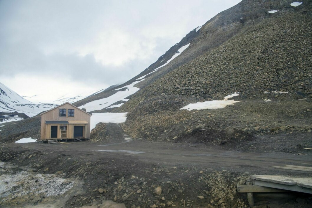 Bygget står lengst sør i Sverdrupbyen. Steinbreen til høyre i bildet siger nedover med en hastighet på om lag ti centimeter i året, viser rapporten.