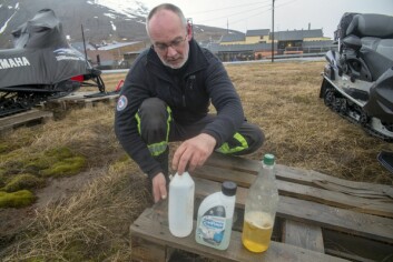 I tillegg til bensinkanner finner Hans Petter Lauritsen flere plastflasker med frostvæske, totaktsolje og annet rundt omkring i terrenget.