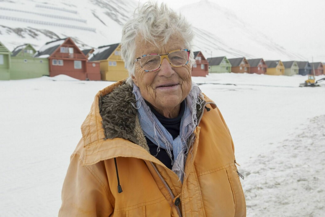 Harriet Backer har på seg jakken hun brukte første gangen hun var i Ny-Ålesund på 80-tallet. Turene dit har gitt mye inspirasjon i hennes kunstneriske arbeid .