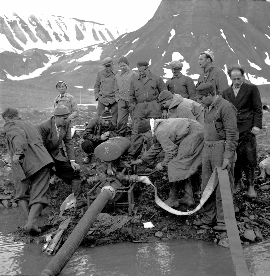 Hva foregår her? Hvor befinner karene seg? Bildet er tatt i 1962. Hva foregår her? Hvor befinner karene seg? Bildet er tatt i 1962.