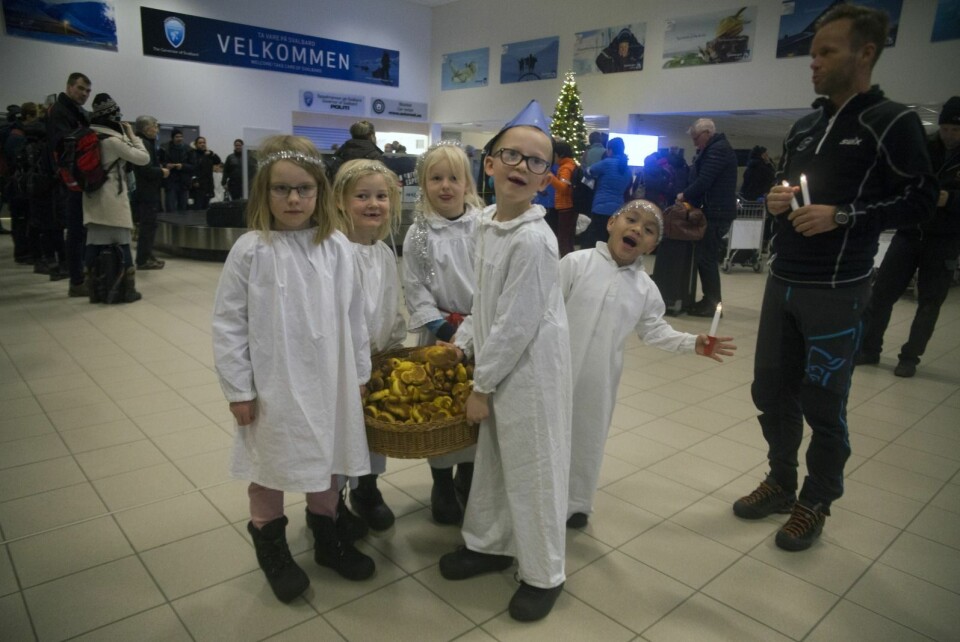 De begeistret med å legge årets luciatog til ankomsthallen på flyplassen. Malin (f.v.), Maya, Tuwa, Thor, Zai Zai, og lærer Lars Thomas Dolven.
