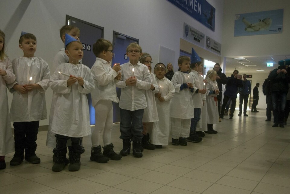Førsteklassingene ved Longyearbyen skole gikk i luciatog i ankomsthallen på flyplassen.