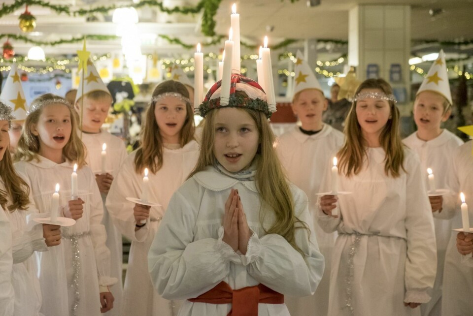 6. klasse, med Anniken Berger i front, gikk i luciatog på Svalbardbutikken.