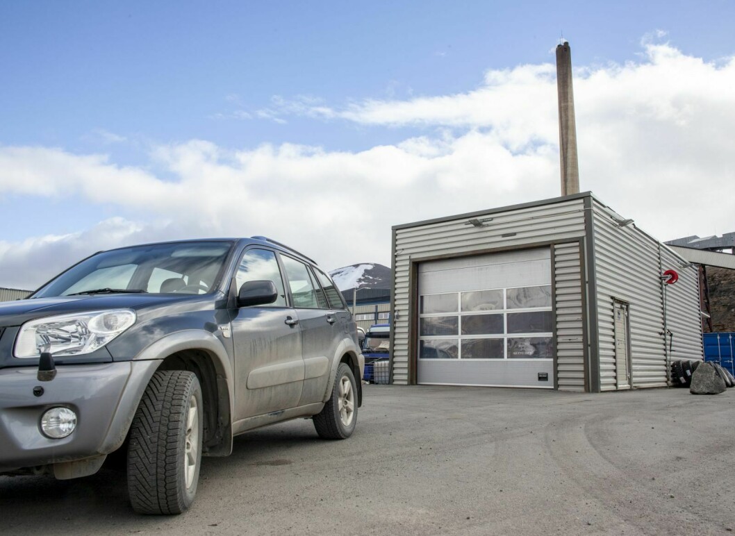 Vaskehallen er fortsatt stengt, og det kryr av skitne biler i Longyearbyen.