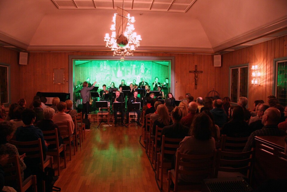 Det swinger i kirka: Fullsatt under konserten med Longyearbyen storband, søndag.