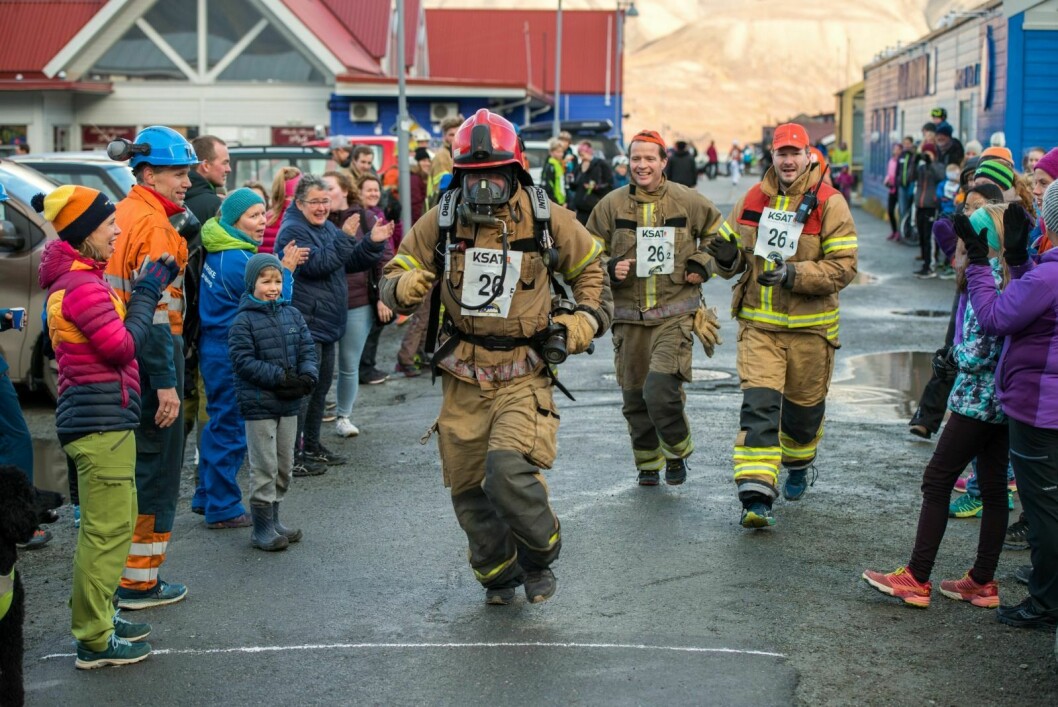 Brannkonstabel Thomas Nilsen løp med oksygentank da han krysset målstreken under årets stafett til inntekt for TV-aksjonen.