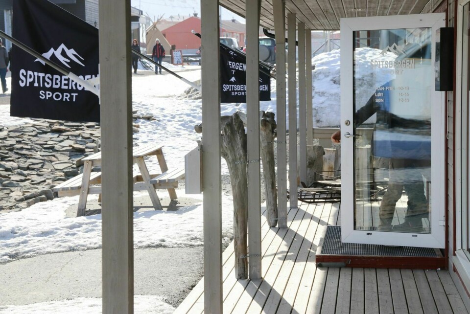 JAKKER OG BUKSER: Turklærne ble stjålet herfra, fra Spitsbergen Sport. Personen som går inn i butikken på bildet, har ingenting med tyveriet å gjøre.