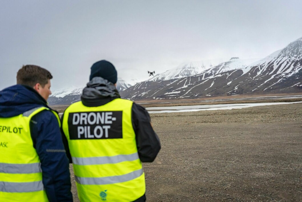 Espen Olsen sender stødig ut dronen for en flytur, mens Fredrik Pedersen følger med.