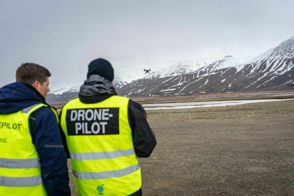 Espen Olsen sender stødig ut dronen for en flytur, mens Fredrik Pedersen følger med.