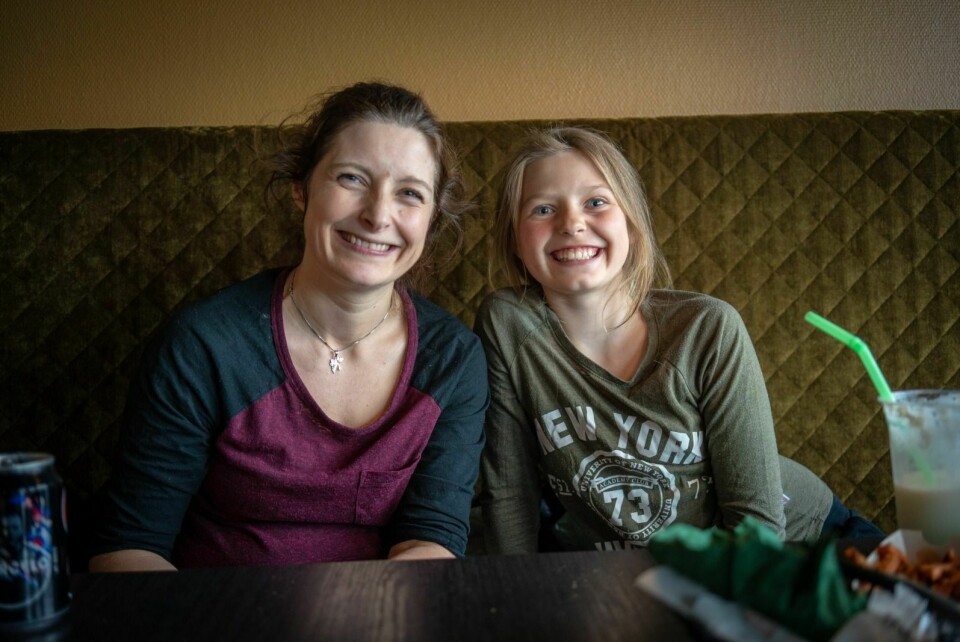 Blir på Svalbard: Astrid Vikaune var på kafé med datteren Lina Engås Vikaune (10) og fortalte at hun hadde hatt en dialog med Store Norske.
