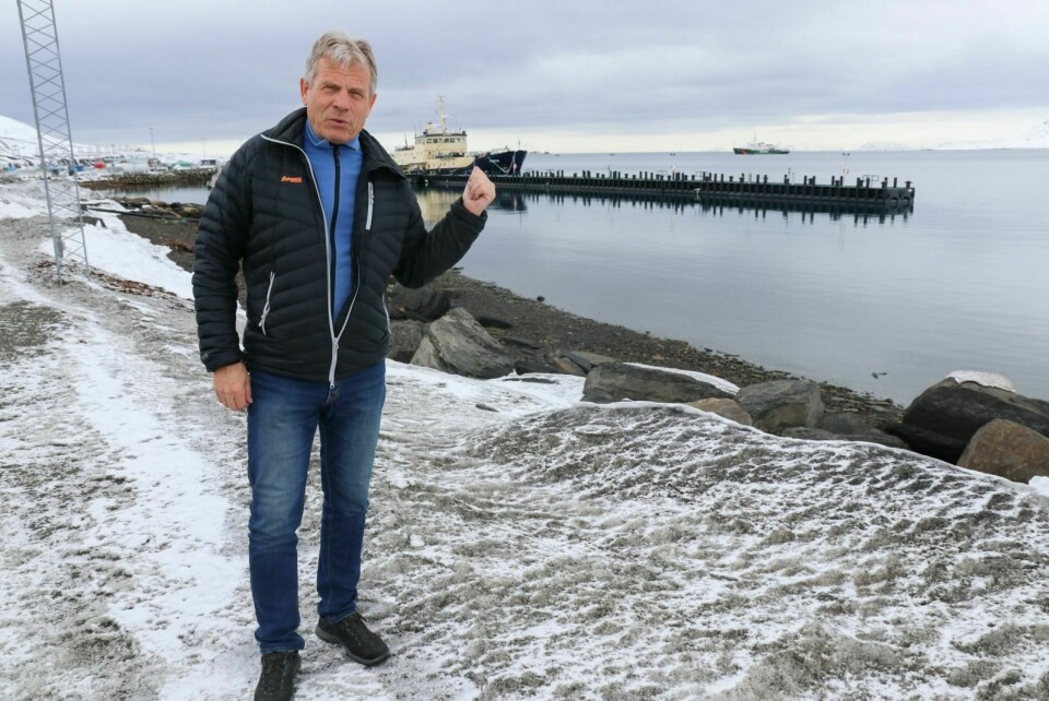 ØNSKER GRENSER: Arne Nævra (SV) ser gjerne at det kommer størrelsesbegrensninger på skipene, og at rederidene betaler en større del av redningsarbeidet. I havna i Longyearbyen er han godt kjent, etter å ha vært guide på ekspedisjonscruise.