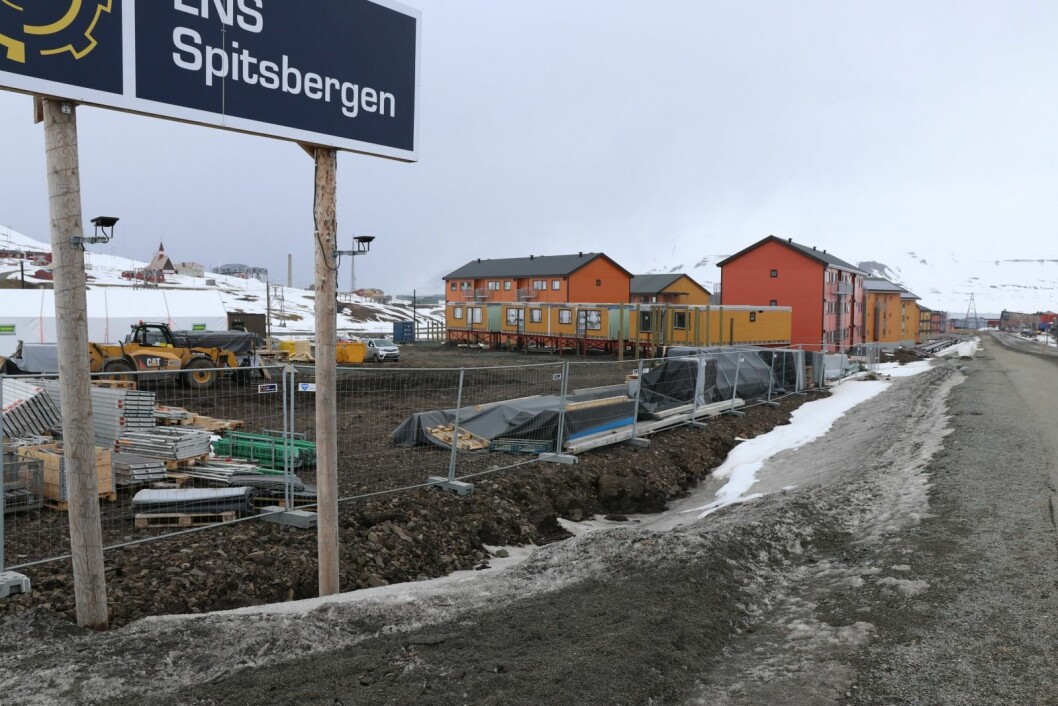 STILNET: Etter at modulene ble heist på plass på Elvesletta Sør, har det skjedd ganske lite på byggeplassen. Mens LNS avklarer alt med LL har de puslet med å lage fundamenter og elementer til uteboder og undersentraler. STILNET: Etter at modulene ble heist på plass på Elvesletta Sør, har det skjedd ganske lite på byggeplassen. Mens LNS avklarer alt med LL har de puslet med å lage fundamenter og elementer til uteboder og undersentraler.