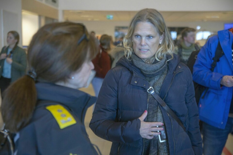 Sysselmann Kjerstin Askholt (med ryggen til) tok imot svalbardminister Ingvil Smines Tybring-Gjedde (FrP) da hun besøkte Svalbard for første gang tirsdag. Ministeren sier hun er opptatt av svalbardspørsmål.