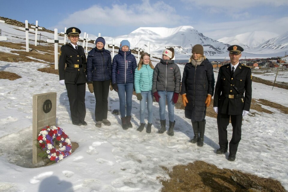 Krans ble nedlagt på kaptein Trond Astrup Vigtels grav i dag på frigjøringsdagen. Fra venstre: Sysselmann Kjerstin Askholt, Nina Westby Thorstad (13), Ella Krystad (14), Ellinor Rollstad Amundsen (13), Sigrid Ønvik Stefanussen (13), samfunnssikkerhetsminister Ingvil Smines Tybring-Gjedde, og sysselmannsoverbetjent Ole Jakob Malmo. Krans ble nedlagt på kaptein Trond Astrup Vigtels grav i dag på frigjøringsdagen. Fra venstre: Sysselmann Kjerstin Askholt, Nina Westby Thorstad (13), Ella Krystad (14), Ellinor Rollstad Amundsen (13), Sigrid Ønvik Stefanussen (13), samfunnssikkerhetsminister Ingvil Smines Tybring-Gjedde, og sysselmannsoverbetjent Ole Jakob Malmo.