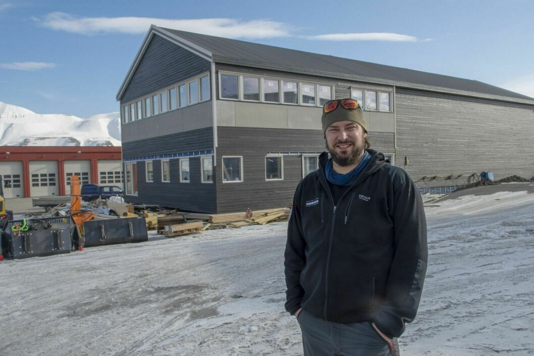Energiløsning: Trond Håvelsrud i Svalbard Bygg har tenkt på alternative energiløsninger når han har planlagt sitt nye bygg i Sjøområdet .Fredag fikk han 70.000 kroner fra miljøvernfondet til solfangere.