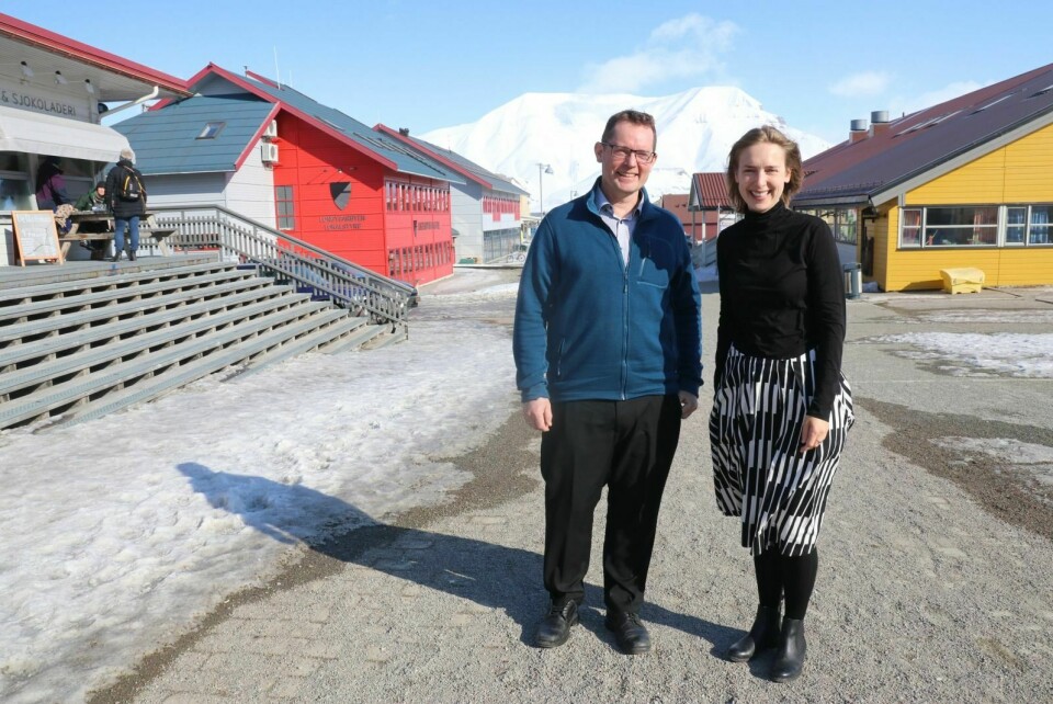 BLAR OPP: Fem millioner kroner ekstra er selvfølgelig Pål Berg ved Svalbard folkehøgskole veldig fornøyd med. – Dette gjør at skolen kan starte i år, sier minister for forskning og høyere utdanning, Iselin Nybø (V).