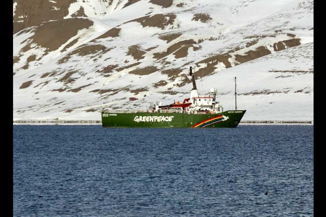 Ett av de to skipene som Greenpeace har vært synlig med på Adventfjorden i det siste.