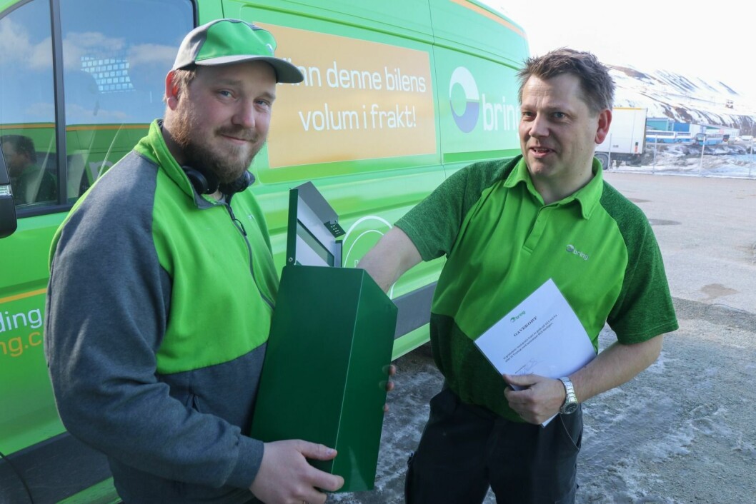 Trekning: Daglig leder i Bring, Olaf Ervik, trakk en vinner som fikk gratis frakt av Bring. Einar Midthun er assistent. Trekning: Daglig leder i Bring, Olaf Ervik, trakk en vinner som fikk gratis frakt av Bring. Einar Midthun er assistent.