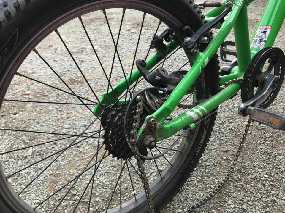 En gutt fikk sykkelen ødelagt etter at noen hadde kjørt giret på sykkelen inn i hjulet. Dette er ikke sykkelen en gutt kom til skade på.
