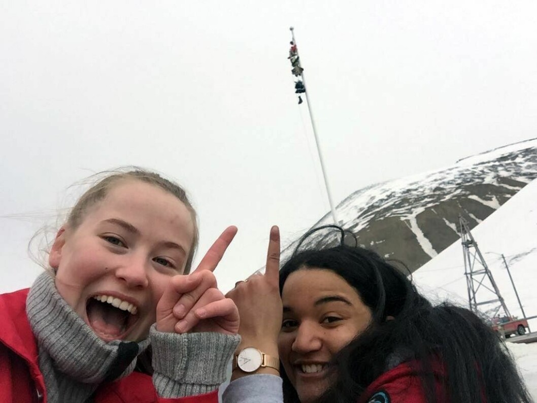 Skoene til ungdomskoleelevene henger og dingler høyt oppe i flaggstanga. Frida Krystad (t.v.) og Mikaela da Silva har det gøy i russetiden. Skoene til ungdomskoleelevene henger og dingler høyt oppe i flaggstanga. Frida Krystad (t.v.) og Mikaela da Silva har det gøy i russetiden.