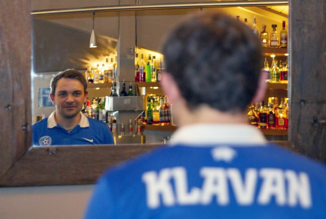 Draktvalget til den fotballgale bartenderen Taivo Miilmaa er ikke tilfeldig. Draktvalget til den fotballgale bartenderen Taivo Miilmaa er ikke tilfeldig.