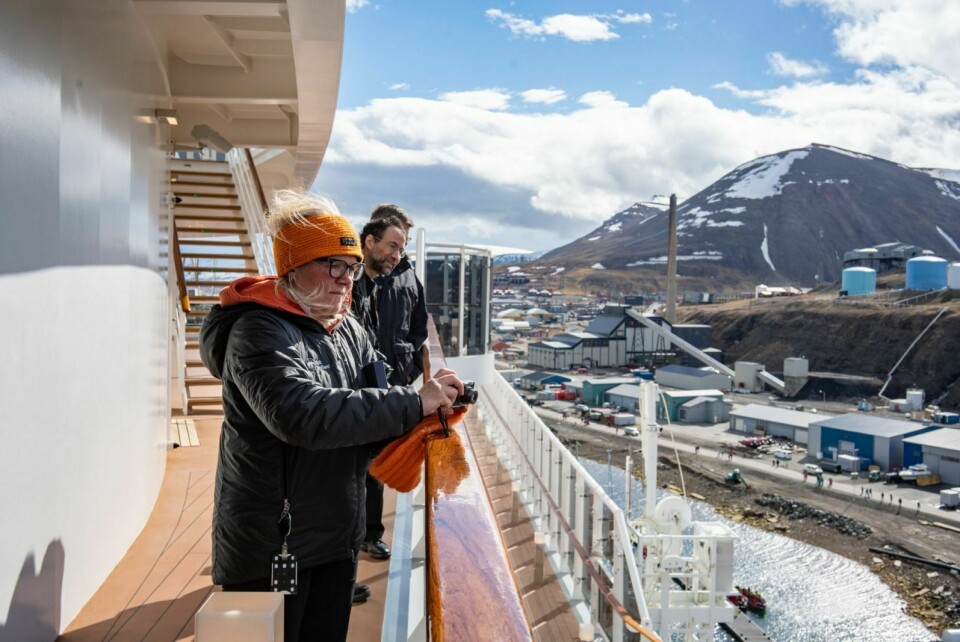 OM BORD: Eva-Britt Kornfeldt er leder i cruisenettverket på Svalbard, og mener de håndterte turistmengden bra denne helgen, selv om det preget bybildet.
