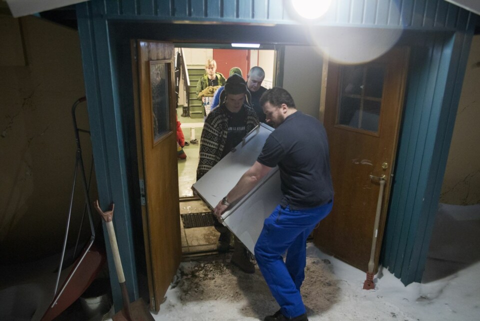 Beboerne jobbet på spreng onsdag kveld for å få ut så mange eiendeler som mulig. Beboerne jobbet på spreng onsdag kveld for å få ut så mange eiendeler som mulig.