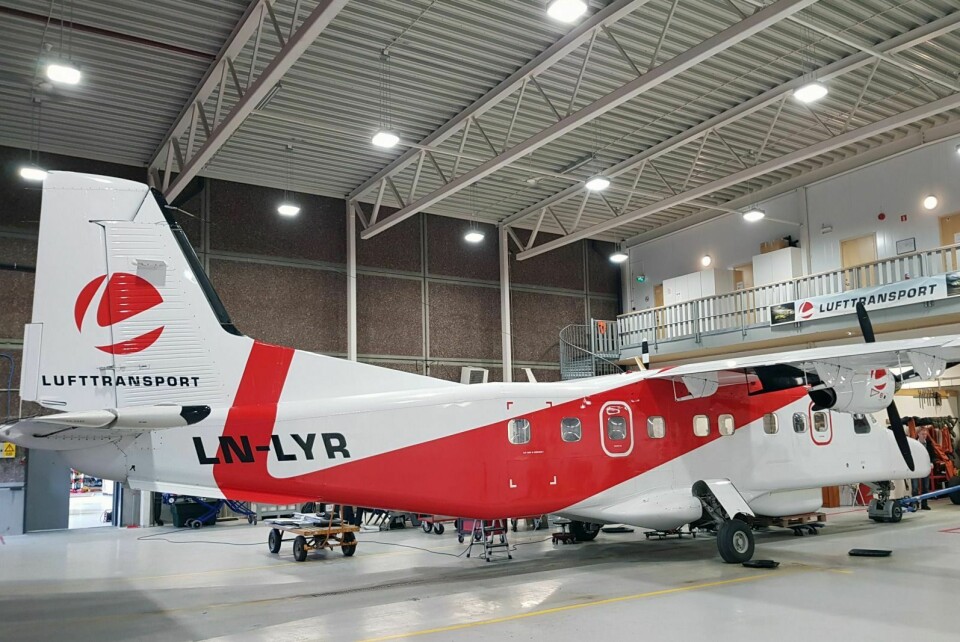 LN-LYR i Lufttransports hangar på Tromsø lufthavn rigges med fjernmålingssensorer og ekstra kommunikasjonsutstyr.