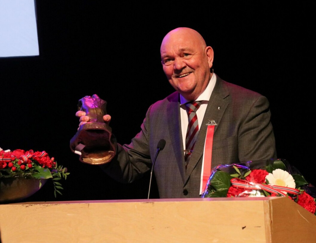 TYFUSBEKJEMPER: Ottar Svensen var glad og ydmyk for å ha fått årets statuett. TYFUSBEKJEMPER: Ottar Svensen var glad og ydmyk for å ha fått årets statuett.