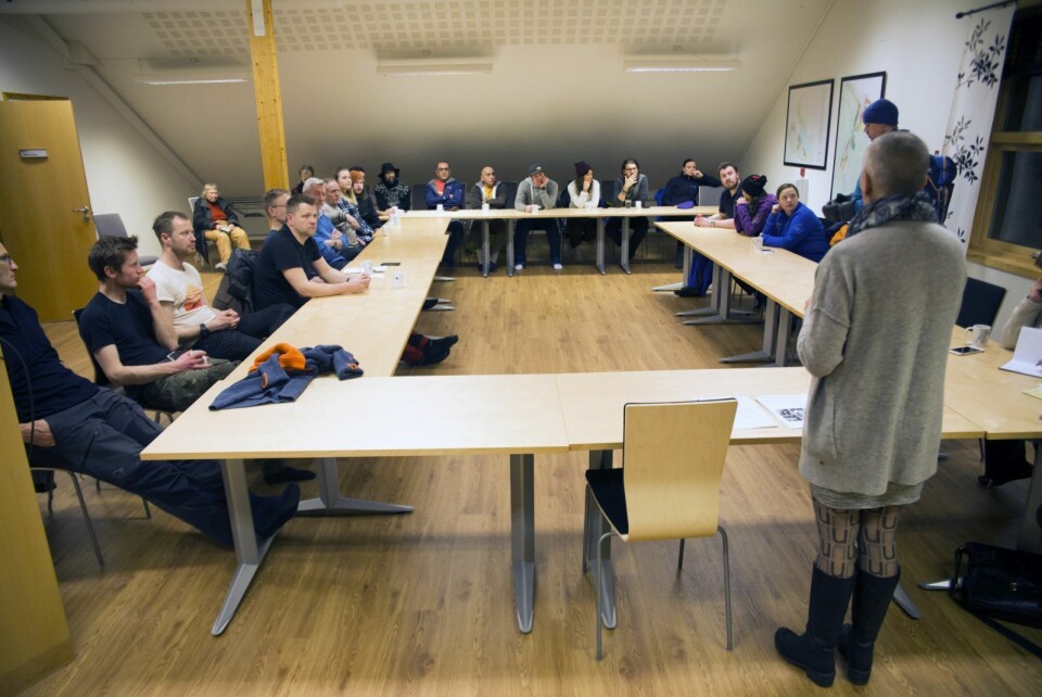 25 personer rakk informasjonsmøtet som lokalstyret holdt i kveld. Etterpå fikk de berørte utdelt hybler som de kan disponere i fjorten dager. 25 personer rakk informasjonsmøtet som lokalstyret holdt i kveld. Etterpå fikk de berørte utdelt hybler som de kan disponere i fjorten dager.