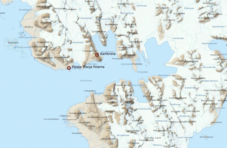 Skredulykken skjedde oppunder fjellet Kamkrona, øst for den polske forskningsstasjonen i Hornsund. Skredulykken skjedde oppunder fjellet Kamkrona, øst for den polske forskningsstasjonen i Hornsund.