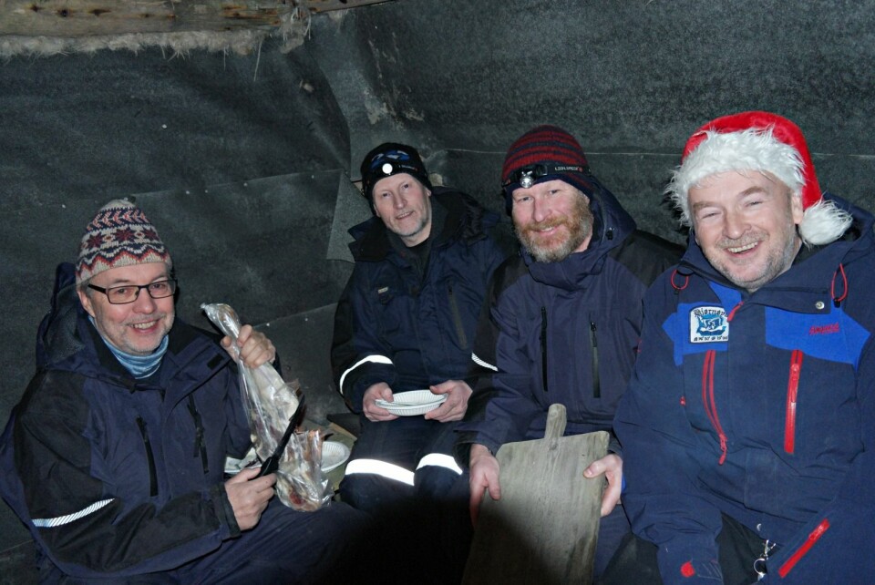 Mannskapet på Hopen innledet julefeiringa med julegrøt og spekemat i den over hundre år gamle fangsthytta «Nilsebu». Fra venstre: Erik Sommerseth fra Fauske, Hans-Olaf Reitås fra Meråker, Trond Helland fra Grimstad og Bjørn Ove Finseth fra Leksvik. Mannskapet på Hopen innledet julefeiringa med julegrøt og spekemat i den over hundre år gamle fangsthytta «Nilsebu». Fra venstre: Erik Sommerseth fra Fauske, Hans-Olaf Reitås fra Meråker, Trond Helland fra Grimstad og Bjørn Ove Finseth fra Leksvik.