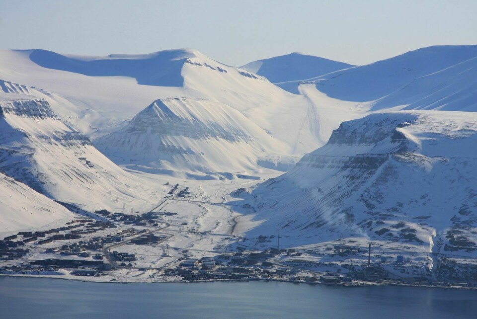 Over halvparten av varmvannet fra Energiverket i Longyearbyen går rett ut i Adventfjorden.